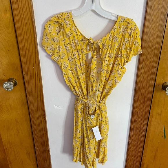 American Eagle Yellow Floral Romper - Picture 2 of 3